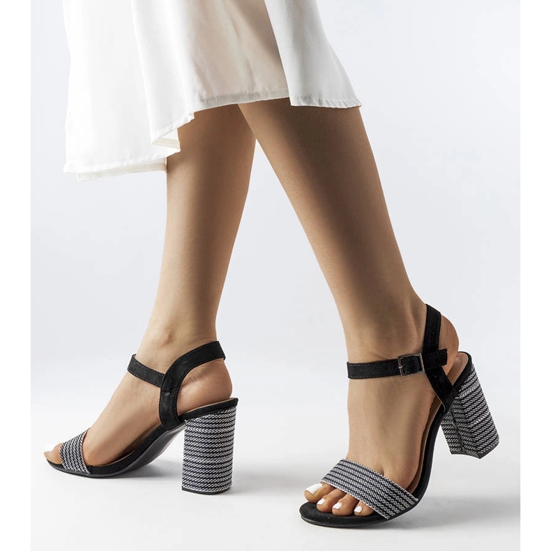 Svarta sandaler dekorerade med Aurelita silvertråd 1