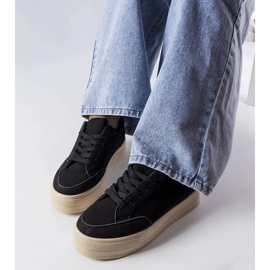 Svarta sneakers på Amathymes-plattformen 1