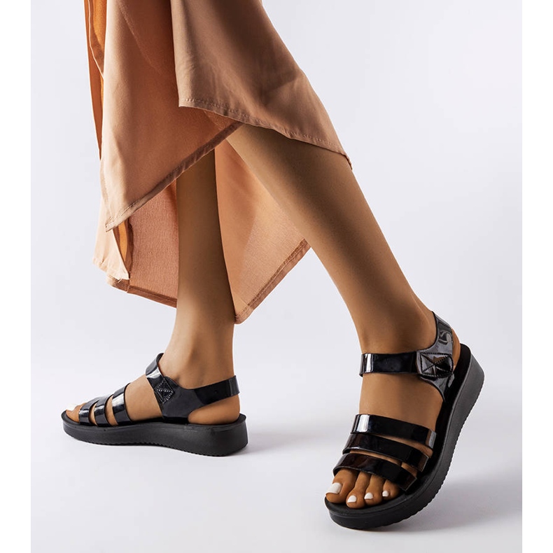 Svartlackade kilsandaler från Covillon 2