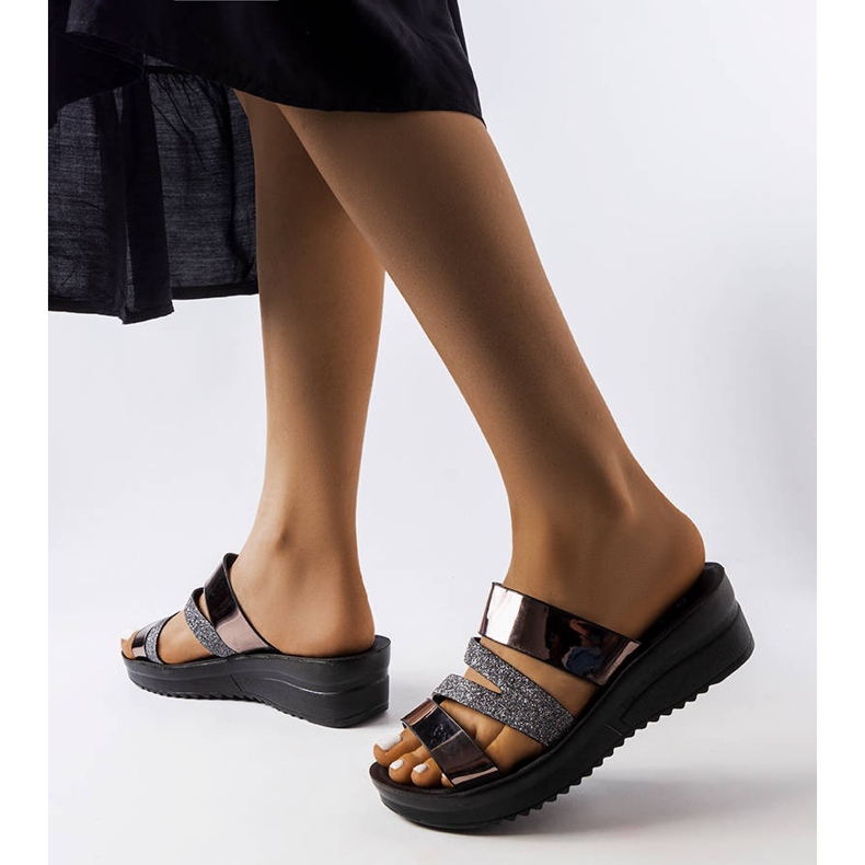 Lolis grå blanka tofflor svart 1