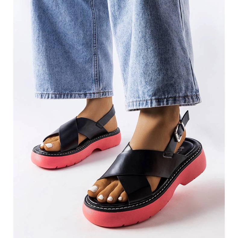Svarta sandaler på rosa plattform från Rozana 1