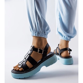 Svarta sandaler på blå plattform från Lola 2