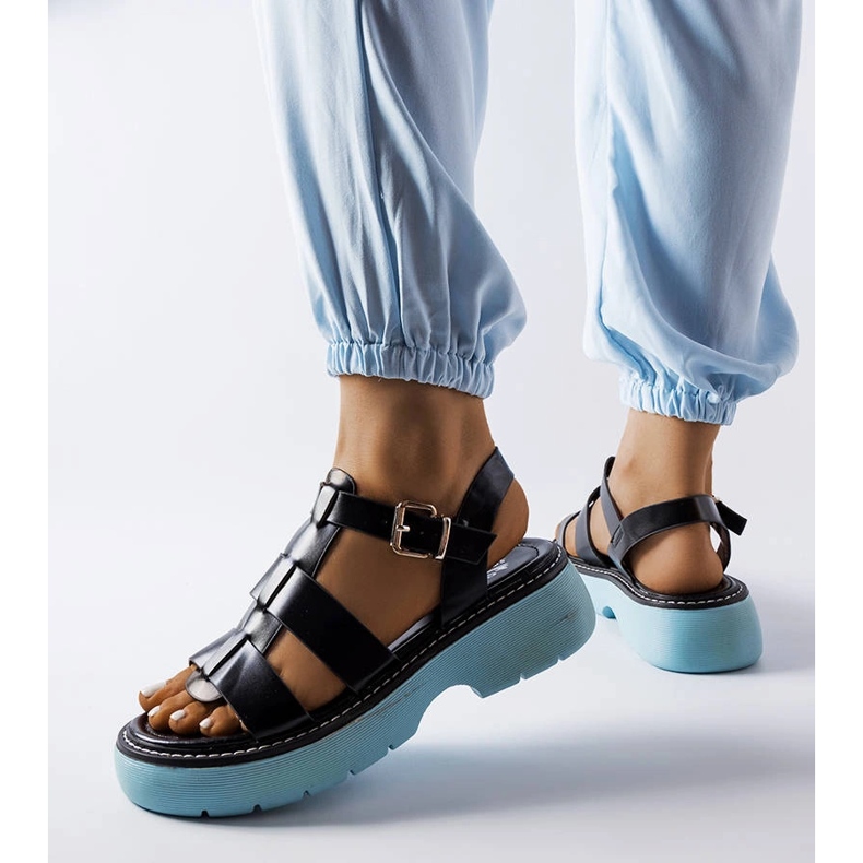 Svarta sandaler på blå plattform från Lola 2