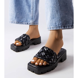 Svarta tofflor med traktorsulor från Lora 1