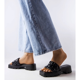 Svarta tofflor med traktorsulor från Lora 2