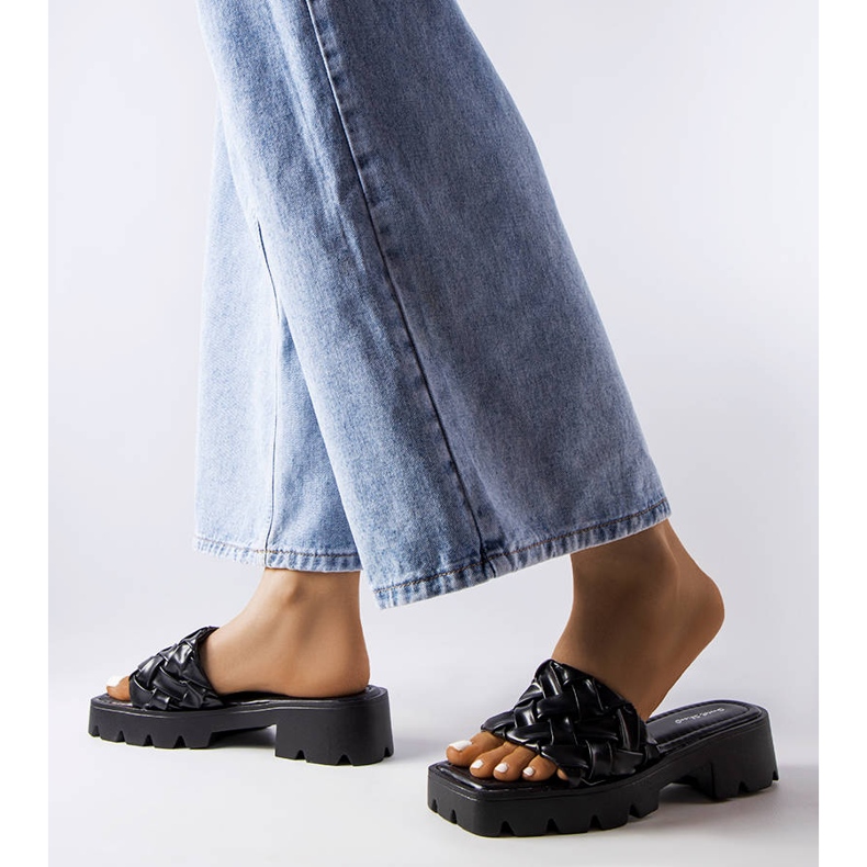 Svarta tofflor med traktorsulor från Lora 2