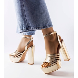 Chunky sandaler med klack från Ariande gyllene 1