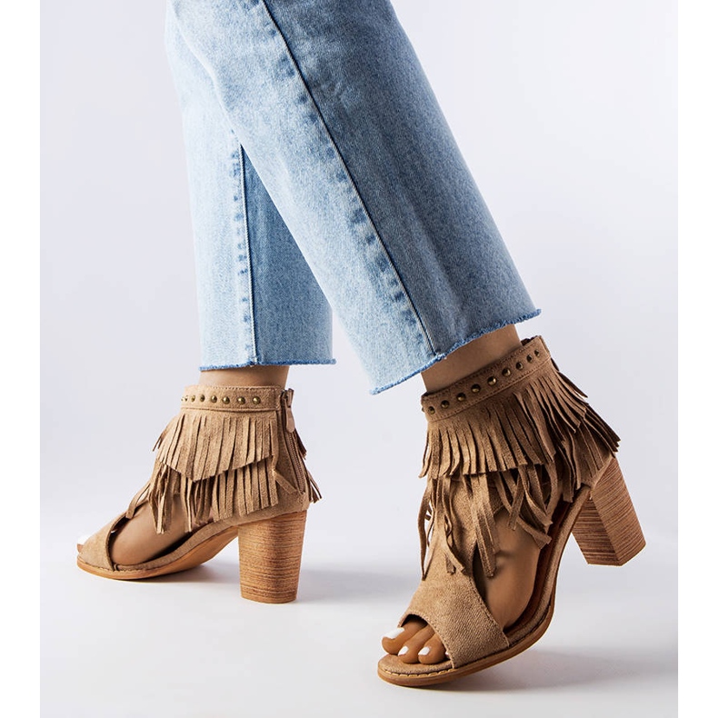 Genombrutna stövlar på M263-stolpen beige 1