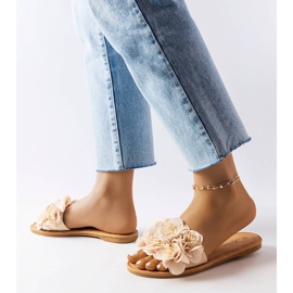 Beiga tofflor med blommor från Alfrida beige 2