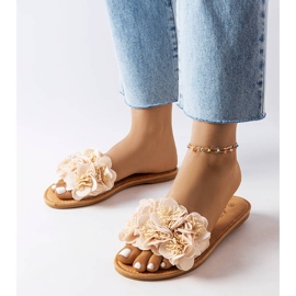 Beiga tofflor med blommor från Alfrida beige 1