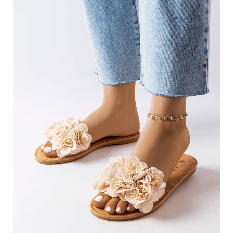 Beiga tofflor med blommor från Alfrida beige 1