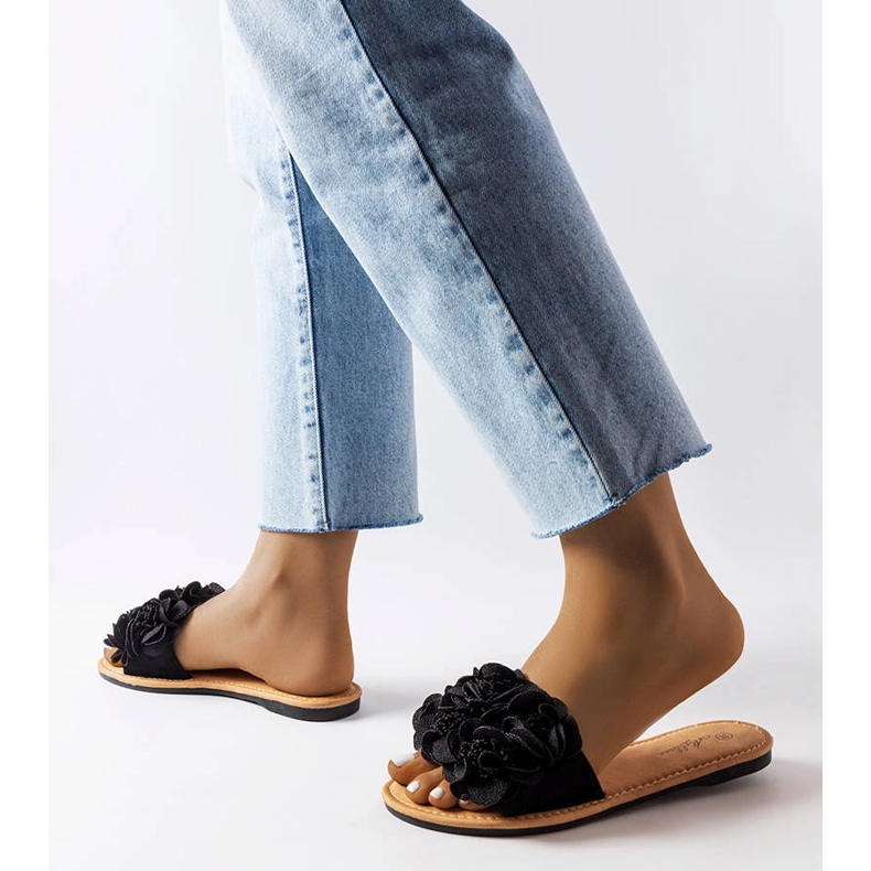 Svarta tofflor med blommor från Alfrida 2