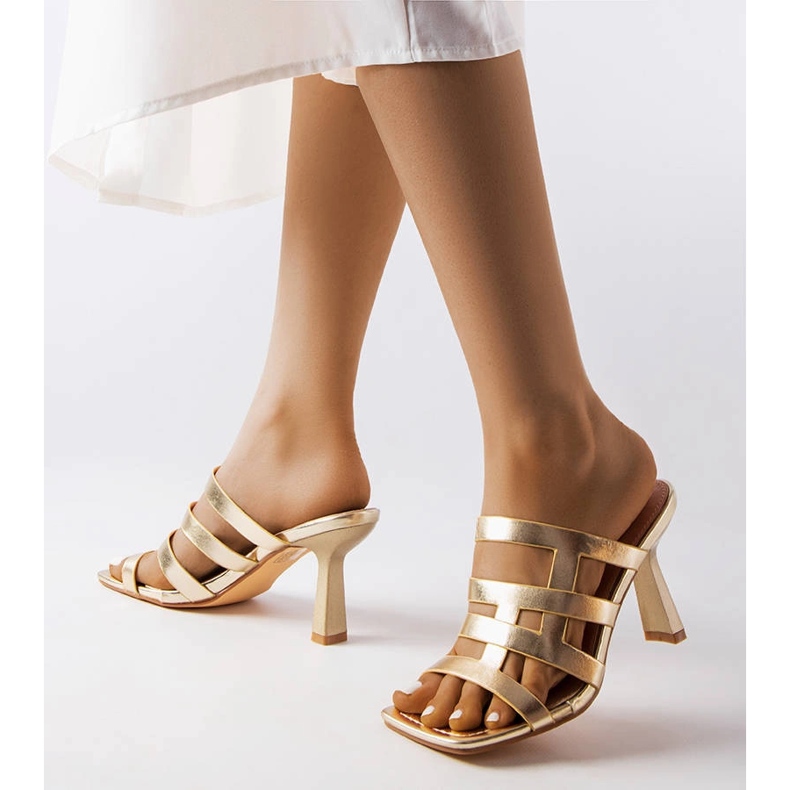 Guld flip flops på en nål gyllene 1