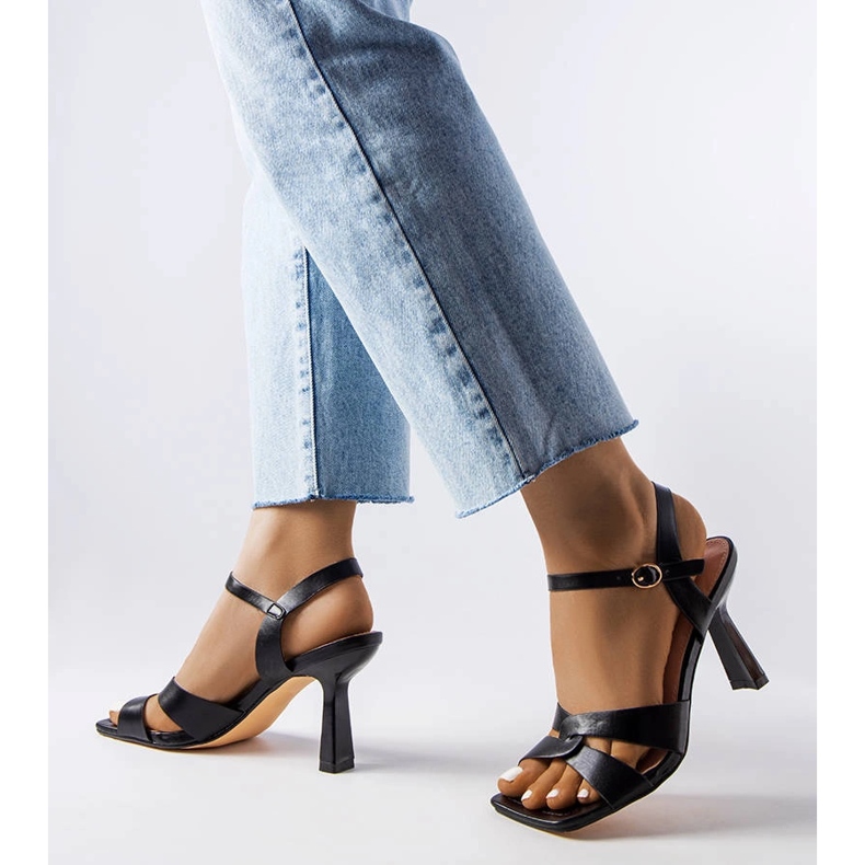 Karolina svarta högklackade sandaler med skärp 1