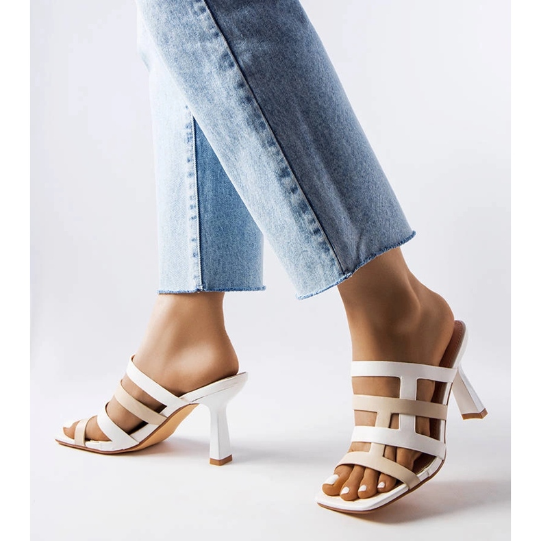 Vita flip flops på en nål 1