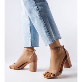 Beiga sandaler med låg klack från Lourna beige 1