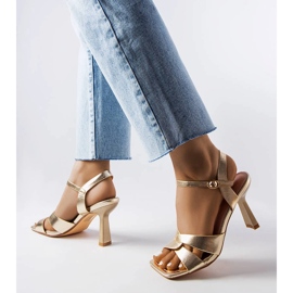 Karolina guld sandaler med hög klack med skärp gyllene 1