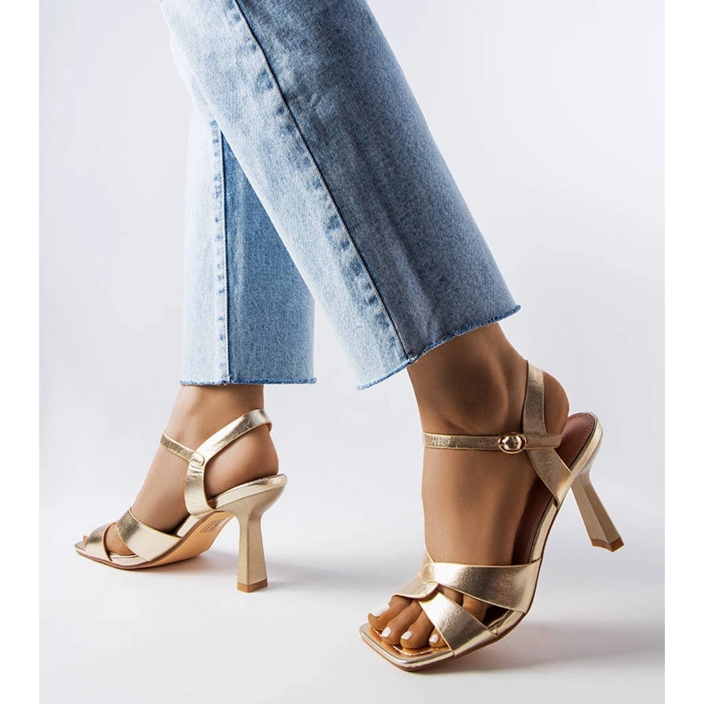 Karolina guld sandaler med hög klack med skärp gyllene 1