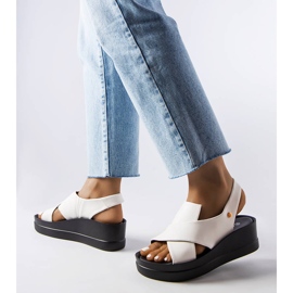 Vita sandaler från Adelina 1