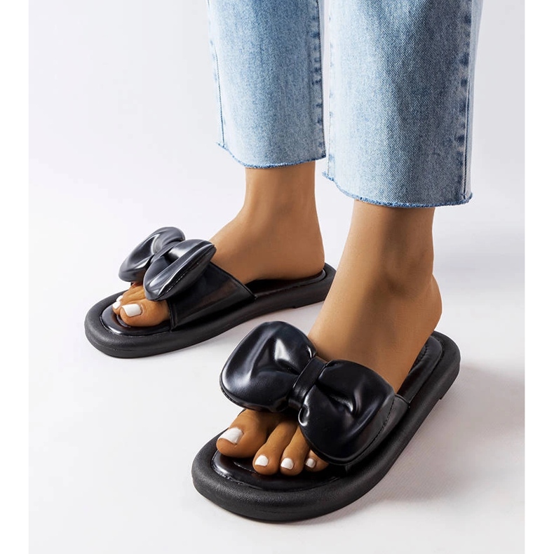 Svarta tofflor med rosett från Lende 1