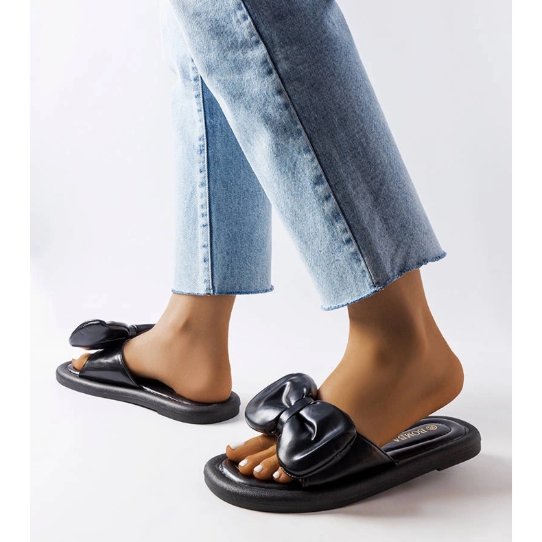 Svarta tofflor med rosett från Lende 2