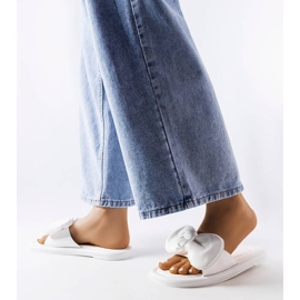 Vita tofflor med rosett från Lende 2