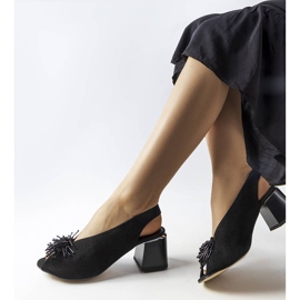 Svarta pärlsandaler i mocka från Karino 1