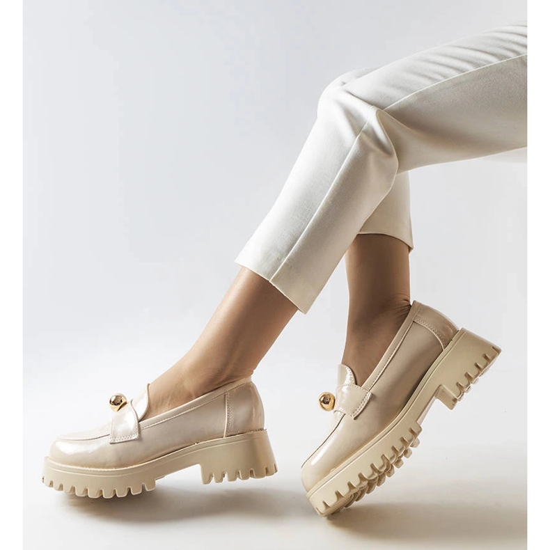 Inna Beigelackade skor från Stella 1