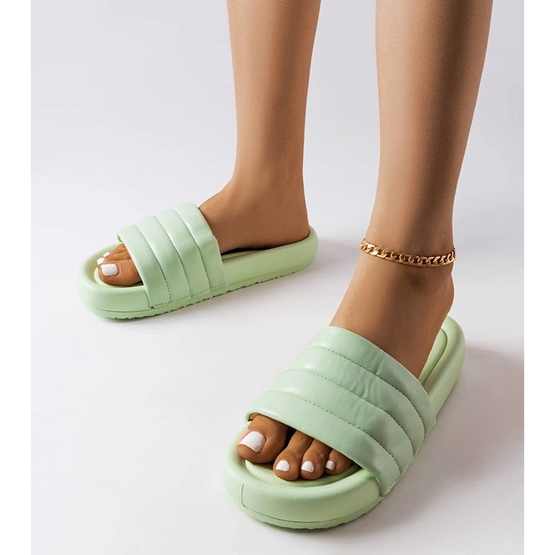 Inna Gröna tofflor dekorerade med Dorene quiltning 1