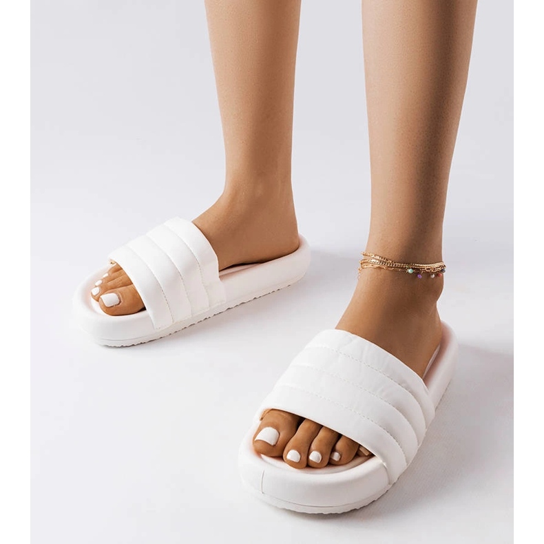 Vita flip flops dekorerade med Dorene quiltning 1