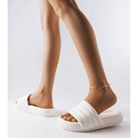 Vita flip flops dekorerade med Dorene quiltning 2