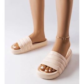 Inna Beiga tofflor dekorerade med quiltning från Dorene beige 1