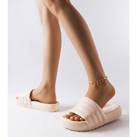 Inna Beiga tofflor dekorerade med quiltning från Dorene beige 2