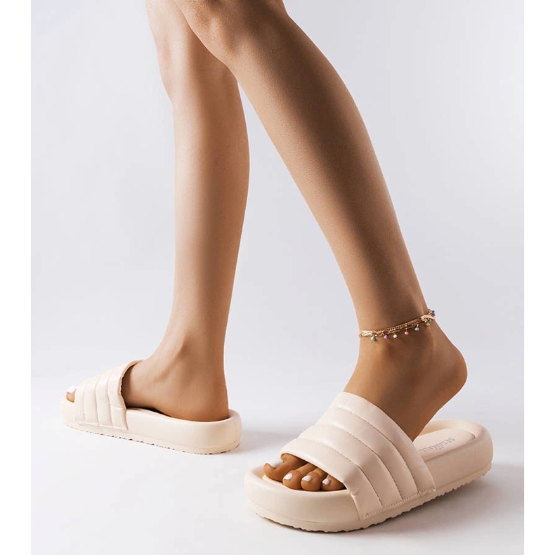 Inna Beiga tofflor dekorerade med quiltning från Dorene beige 2