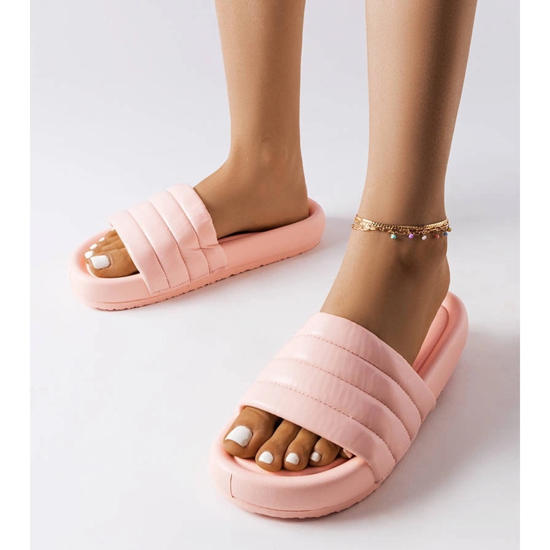 Inna Rosa tofflor dekorerade med quiltning från Dorene 1