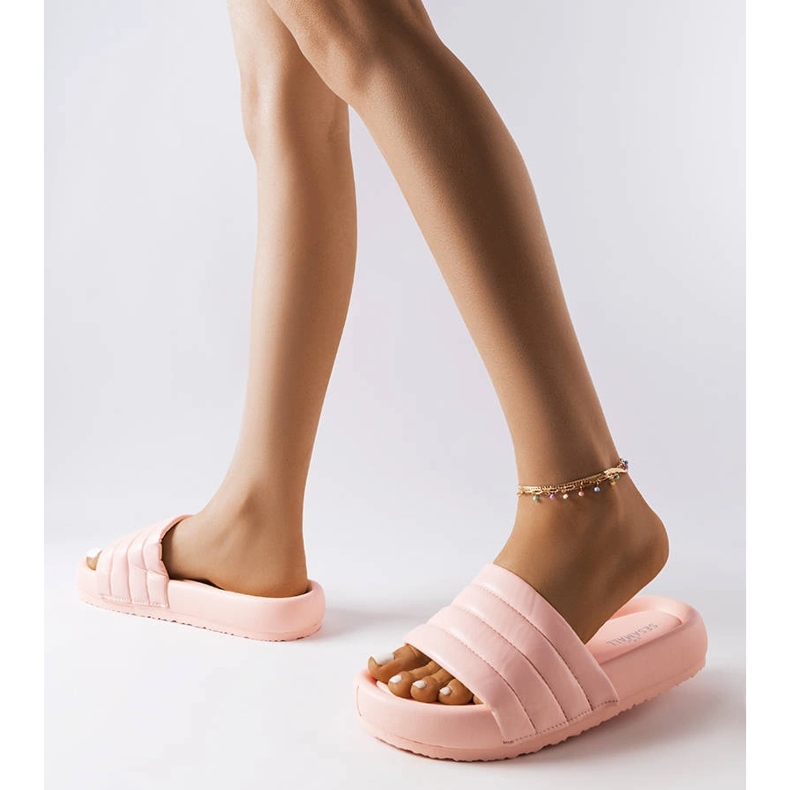 Inna Rosa tofflor dekorerade med quiltning från Dorene 2