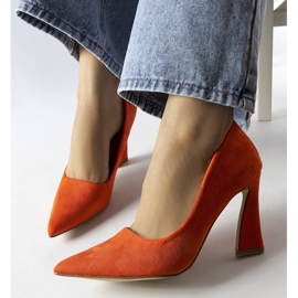 Inna Orange pumps på asymmetrisk stilettklack från Linda 1