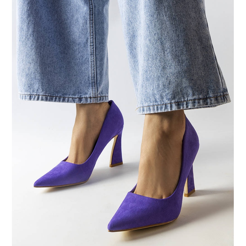 Lila pumps på asymmetrisk stilettklack från Linda purpur 1