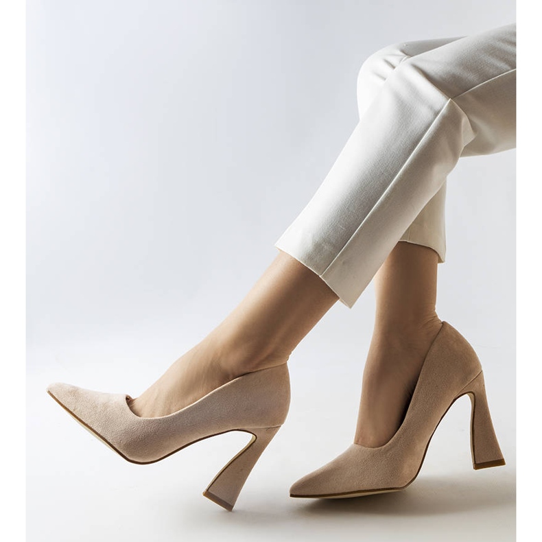 Inna Beige pumps på asymmetrisk stilettklack från Linda 1