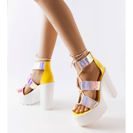 Inna Gula massiva sandaler på stolpen Katja 1