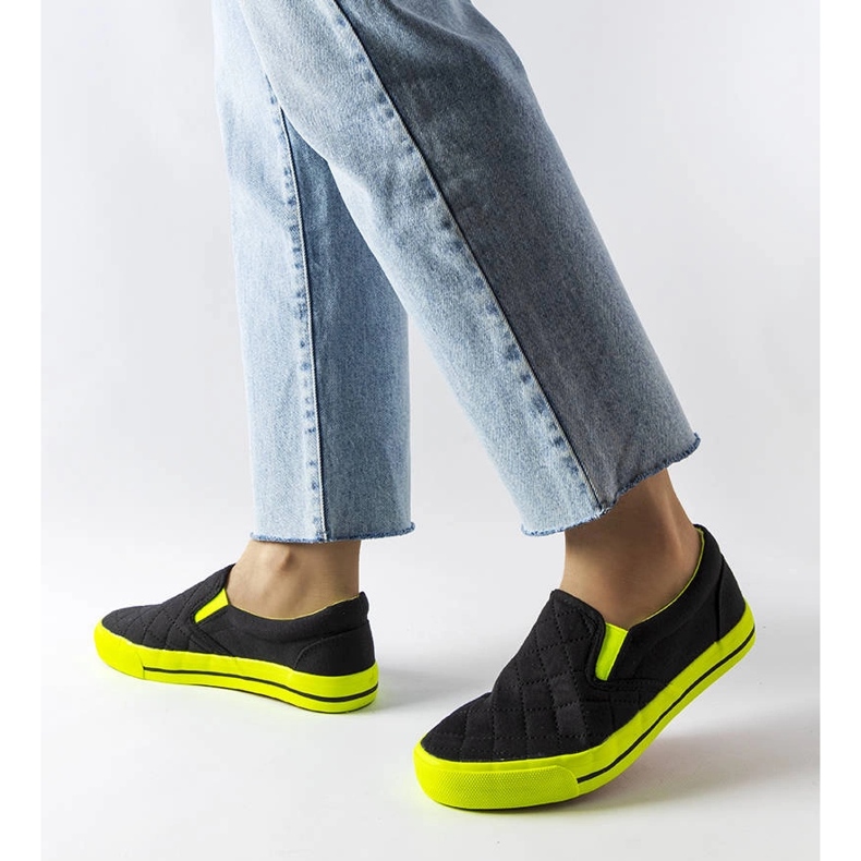 Svarta quiltade slip-on sneakers från Balsamo 1