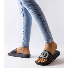 Svarta rutschbanor dekorerade med strass från Glendale 2