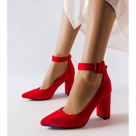 Röda pumps på Achen-stolpen 1