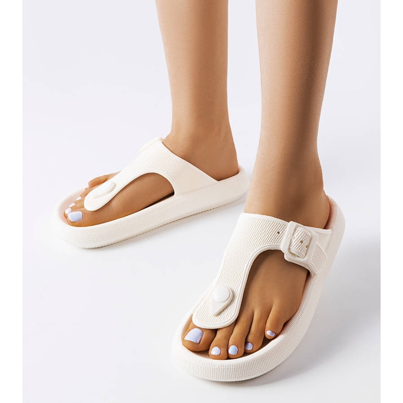 Vita flip flops på Moretti-plattformen 1