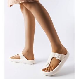 Vita flip flops på Moretti-plattformen 2