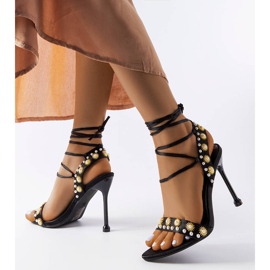 Svarta sandaler dekorerade med Grange pärlor 1