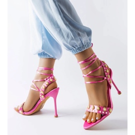 Rosa sandaler dekorerade med Grange pärlor 1