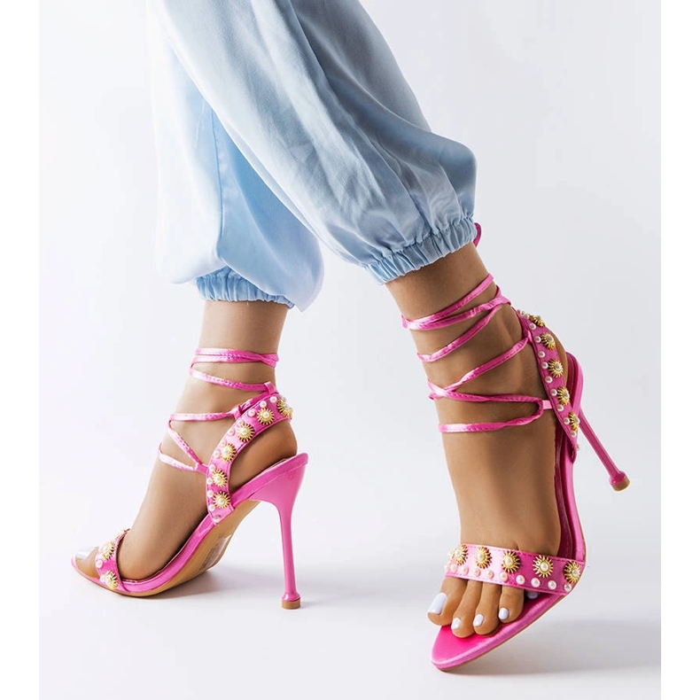 Rosa sandaler dekorerade med Grange pärlor 1