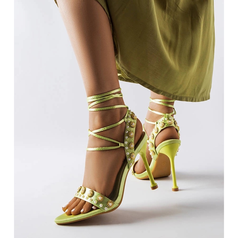 Gröna sandaler dekorerade med Grange pärlor 1