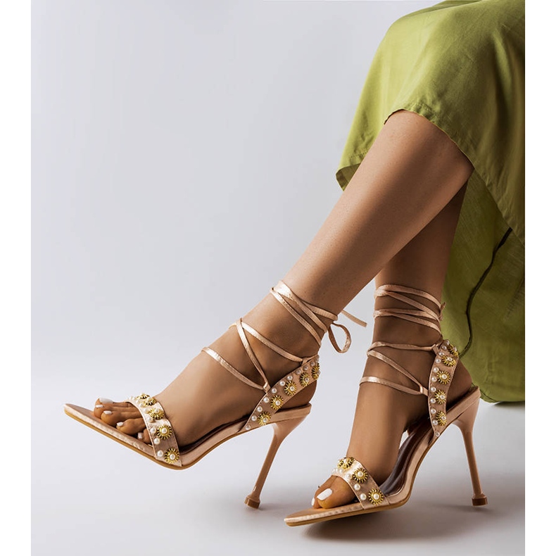 Sandaler i guld dekorerade med Grange-pärlor beige 1